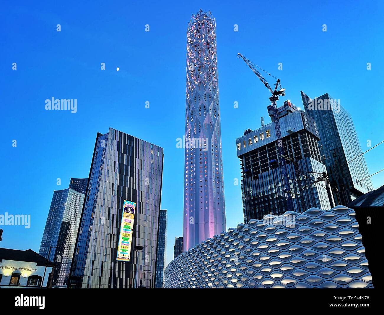 Deansgate, Manchester, grattacieli e Torre della luce Foto Stock