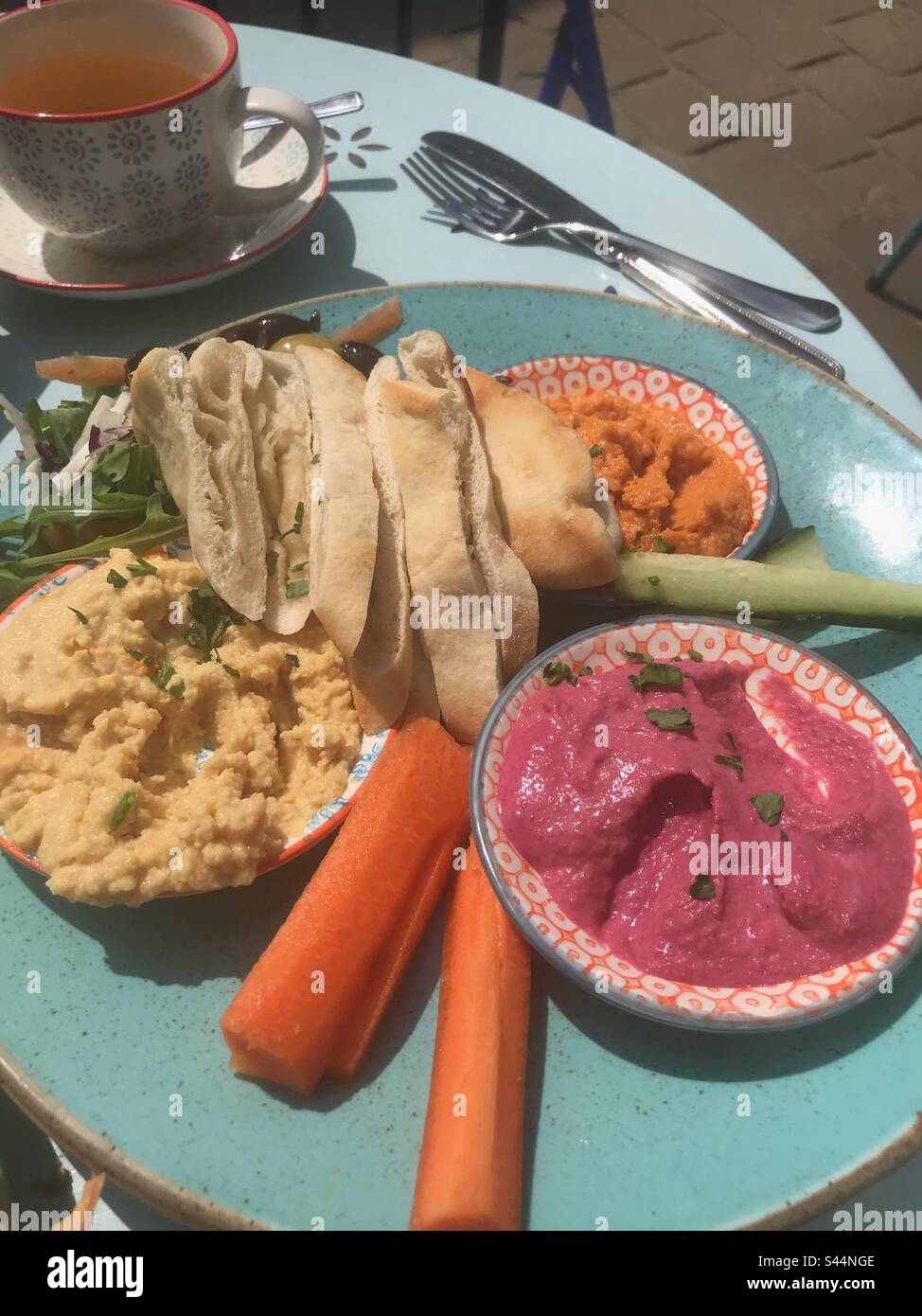 Humus di barbabietola con sedano, carote e pitta pane - tè verde Foto Stock