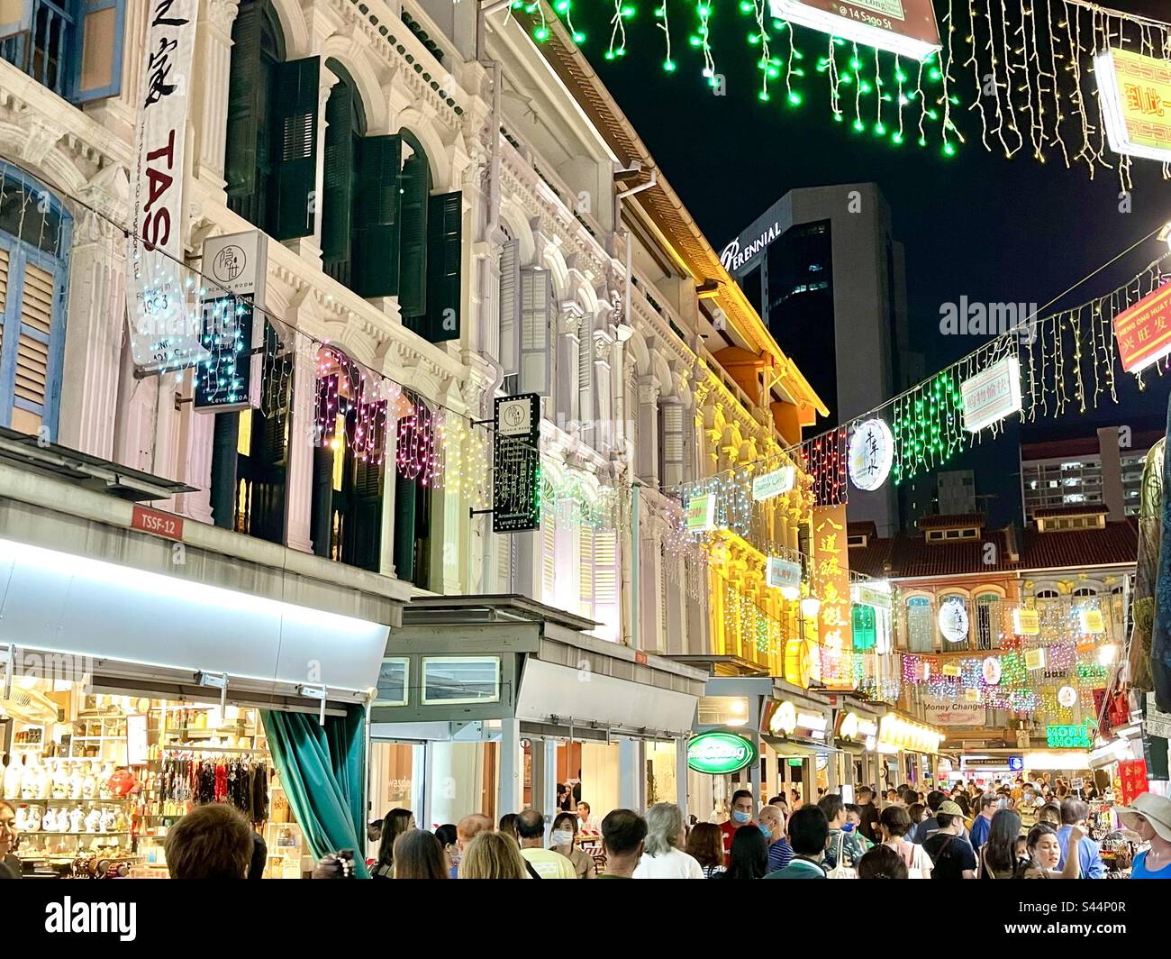 Affollato mercato di strada di Chinatown Pagoda St Singapore Foto Stock