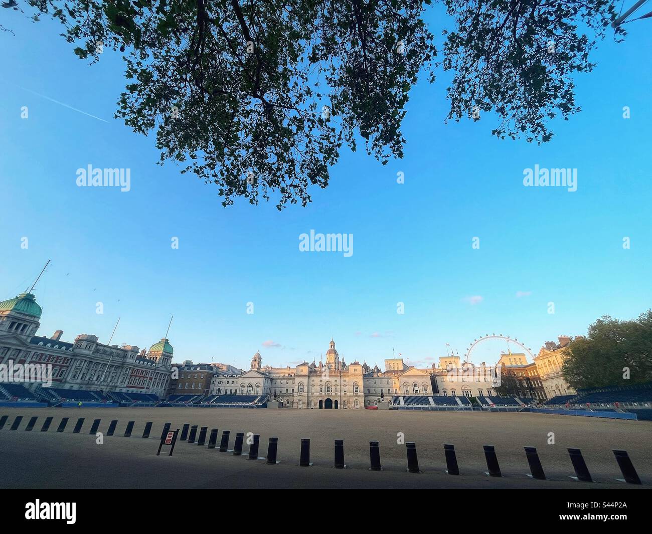 La vista panoramica della Horse Guards Parade con posti a sedere mostra la collezione di edifici storici e elencati principalmente governativi, comunemente chiamati "Whitehall" dalle spalle. L'architettura londinese è un mix Foto Stock