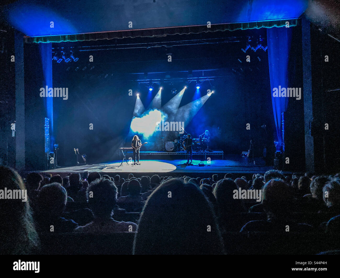 Think Floyd si esibisce di fronte a una casa affollata al Churchill Theatre di Bromley - Immagine stock catturata con smartphone