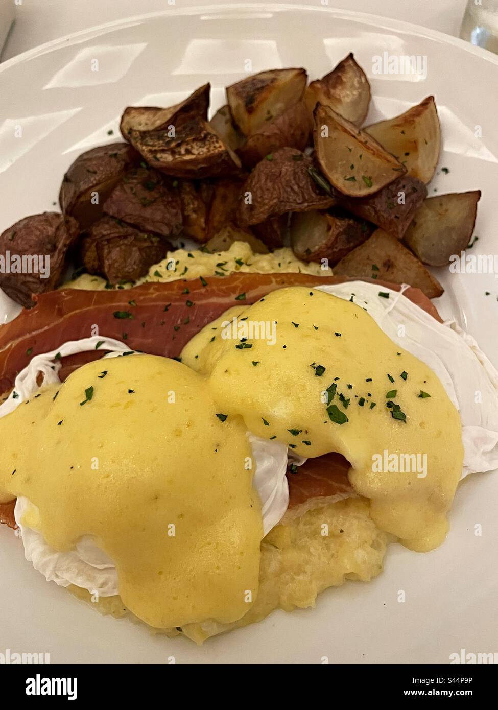 Cibo uova Benedict colazione, 2023, USA - Immagine stock catturata con smartphone