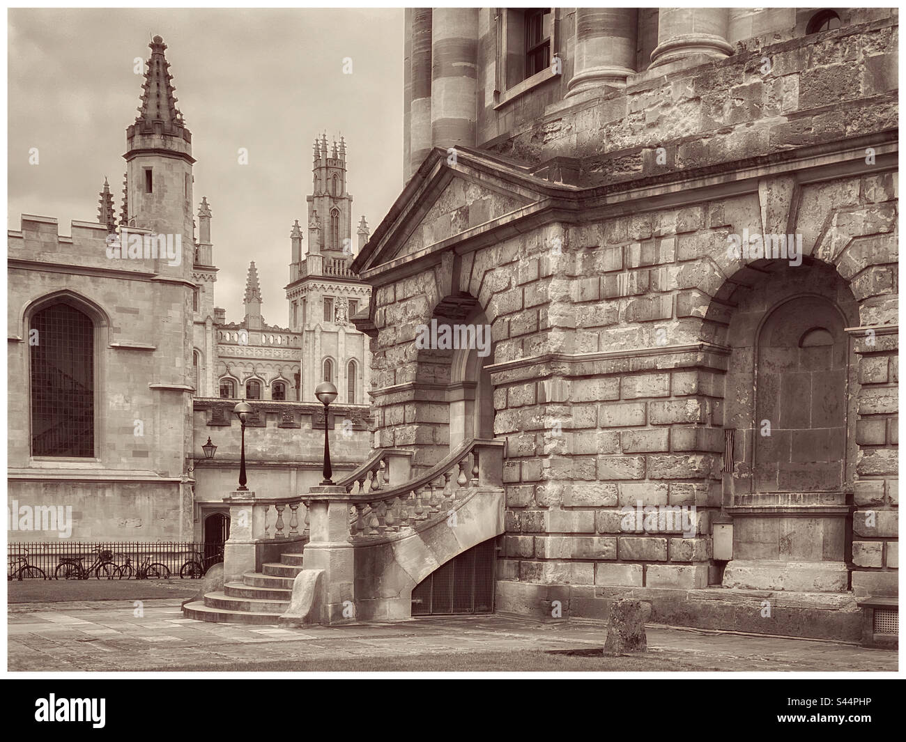 Una classica vista goduta da molti turisti alla città universitaria di Oxford in Inghilterra. Sulla destra si trova il Radcliffe Camera Building, sulla sinistra si trova All Souls College & Catte St. Foto ©️ COLIN HOSKINS. - Immagine stock catturata con smartphone