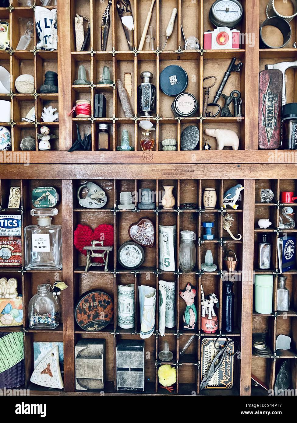 Curiosità e oggetti esposti su un sacco di mini scaffali in una cucina Foto Stock