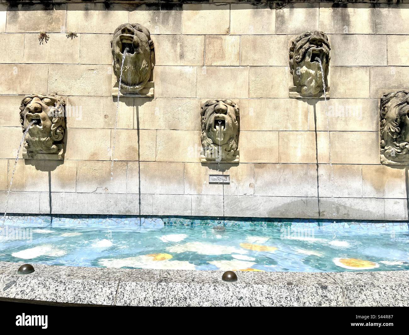 Teste che spulwing acqua a Villa Haute, Lussemburgo. Foto Stock