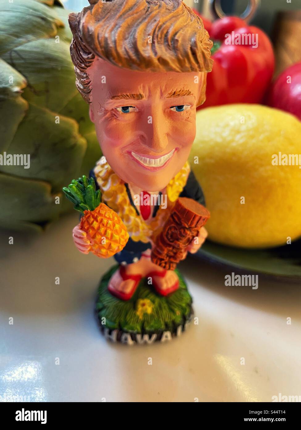Umoristica statuetta del presidente Donald Trump in un ambiente hawaiano, 2023, Hawaii, USA - Immagine stock catturata con smartphone