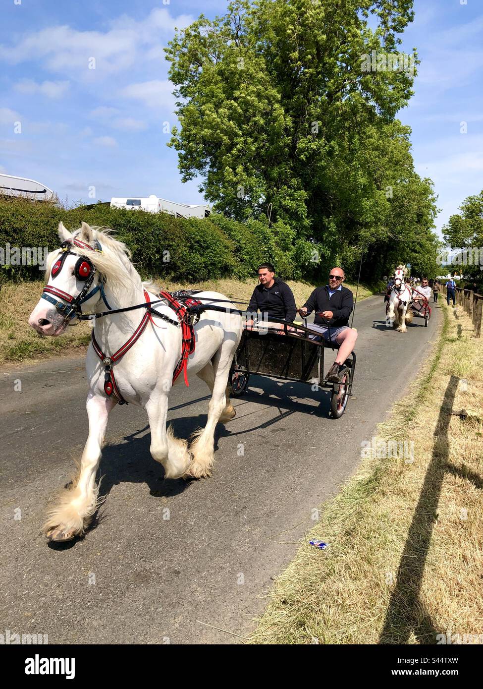 Gli zingari e i viaggiatori si riuniscono il primo giorno della storica Fiera del cavallo di Appleby a Appleby-in-Westmorland, Cumbria, Regno Unito - Immagine stock catturata con smartphone