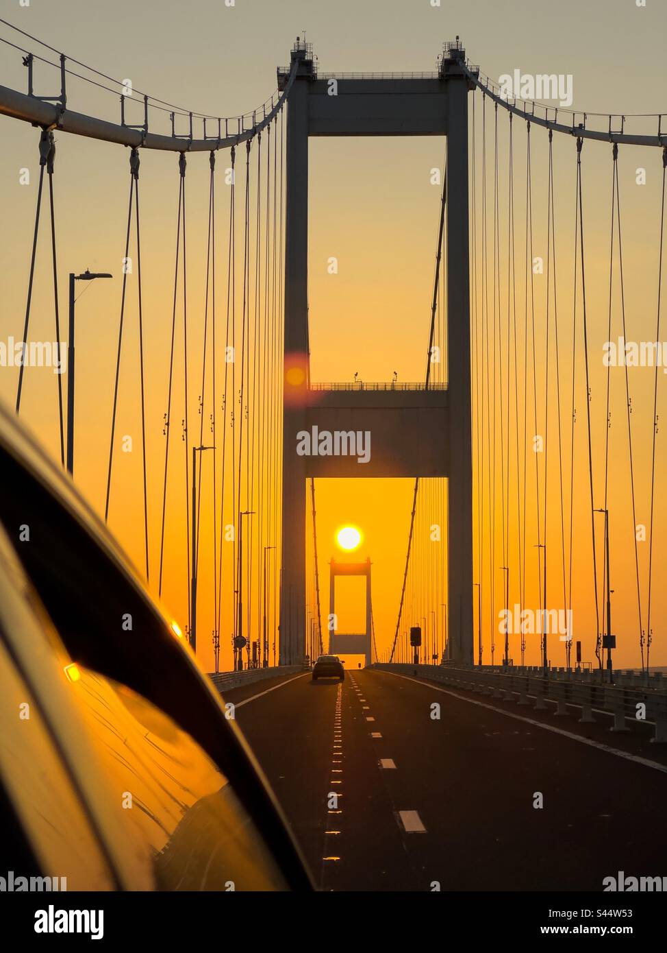 Sunsetting sul ponte Severn. - Immagine stock catturata con smartphone