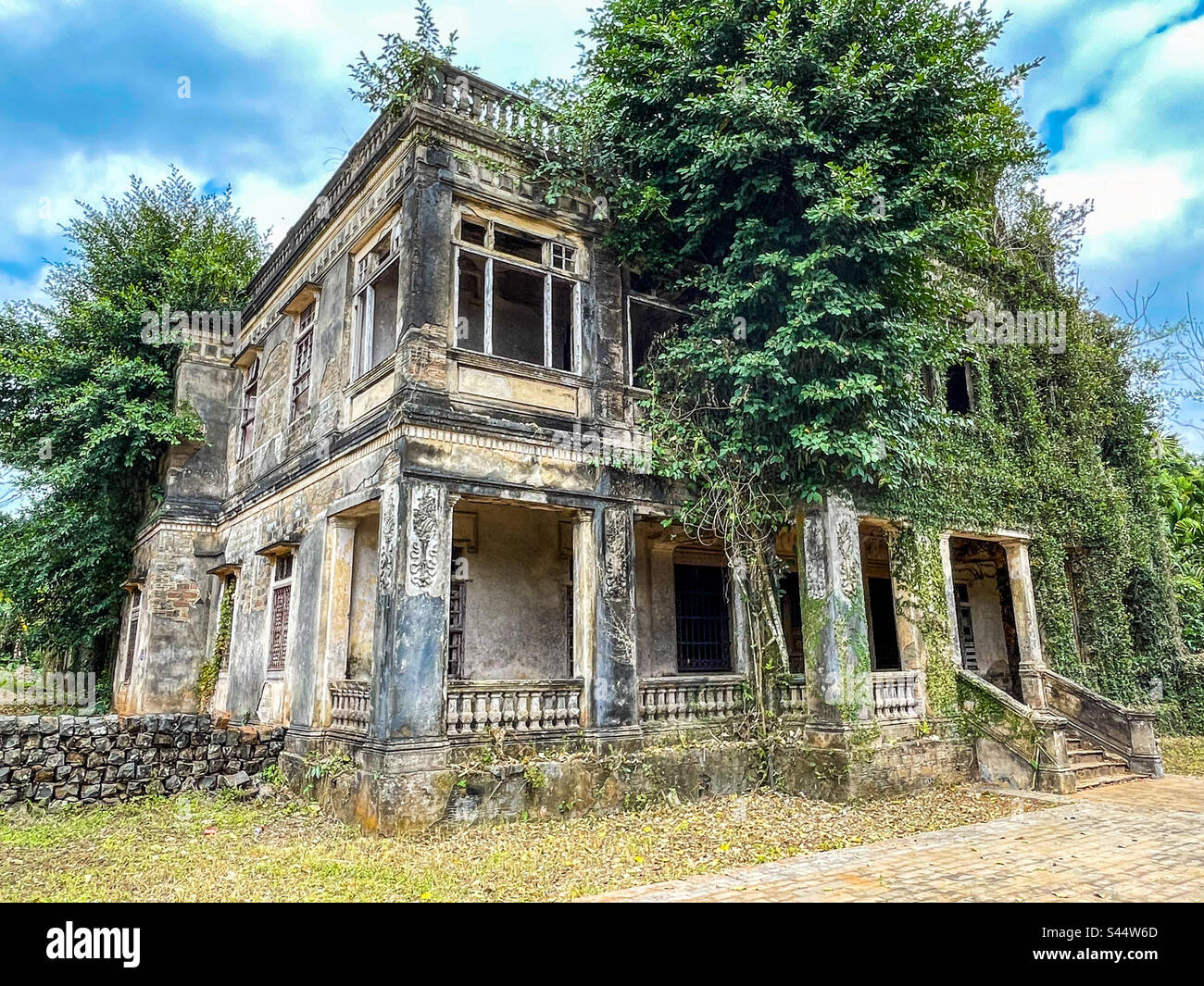 Edificio abbandonato in un villaggio - Immagine stock catturata con smartphone Edificio abbandonato in un villaggio - Immagine stock catturata con smartphone