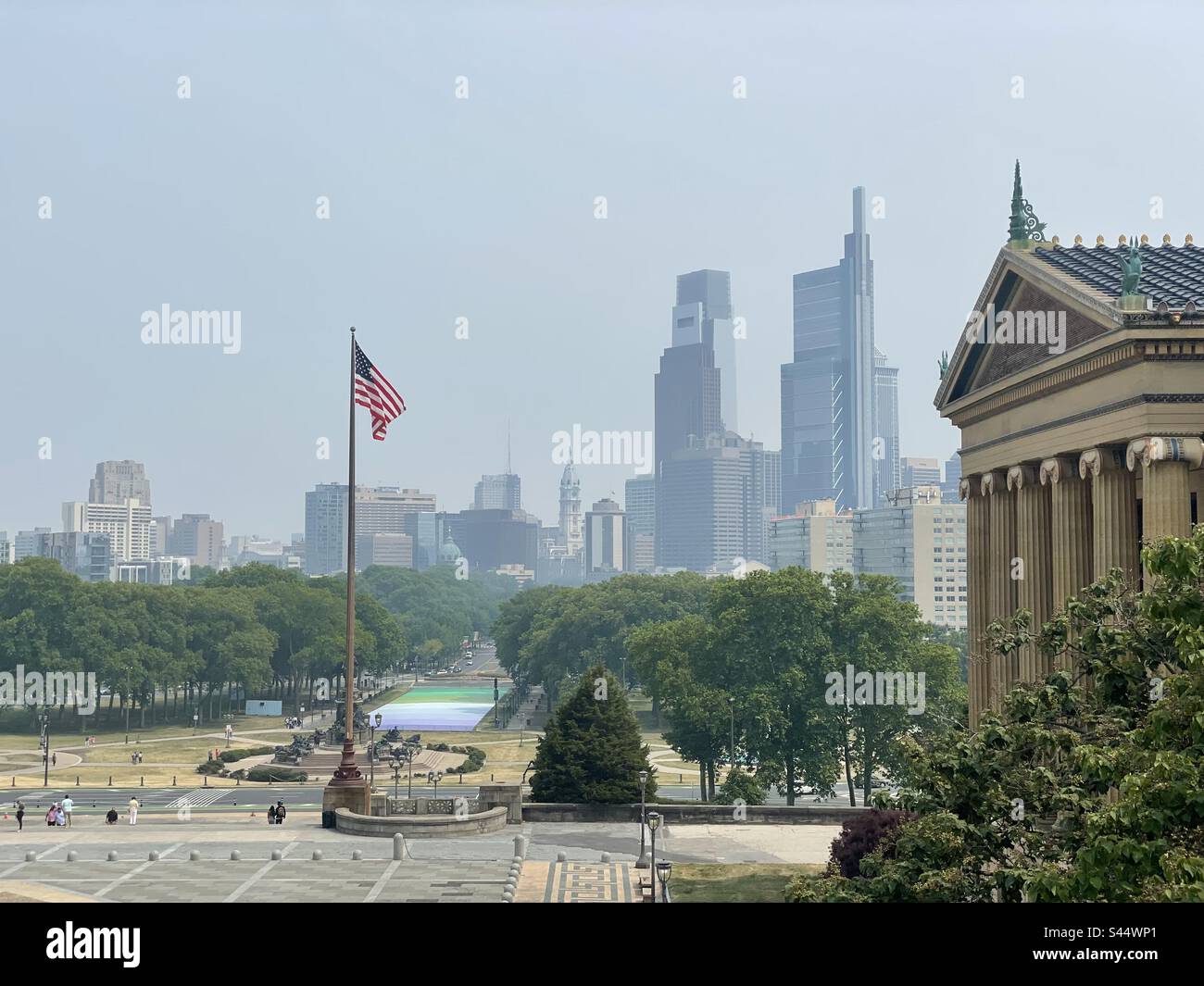 Fumo dai fuochi selvatici canadesi si stabilirono sullo skyline del Philadelphia Museum of Art, Philadelphia, Pennsylvania, giugno 8th 2023 Foto Stock