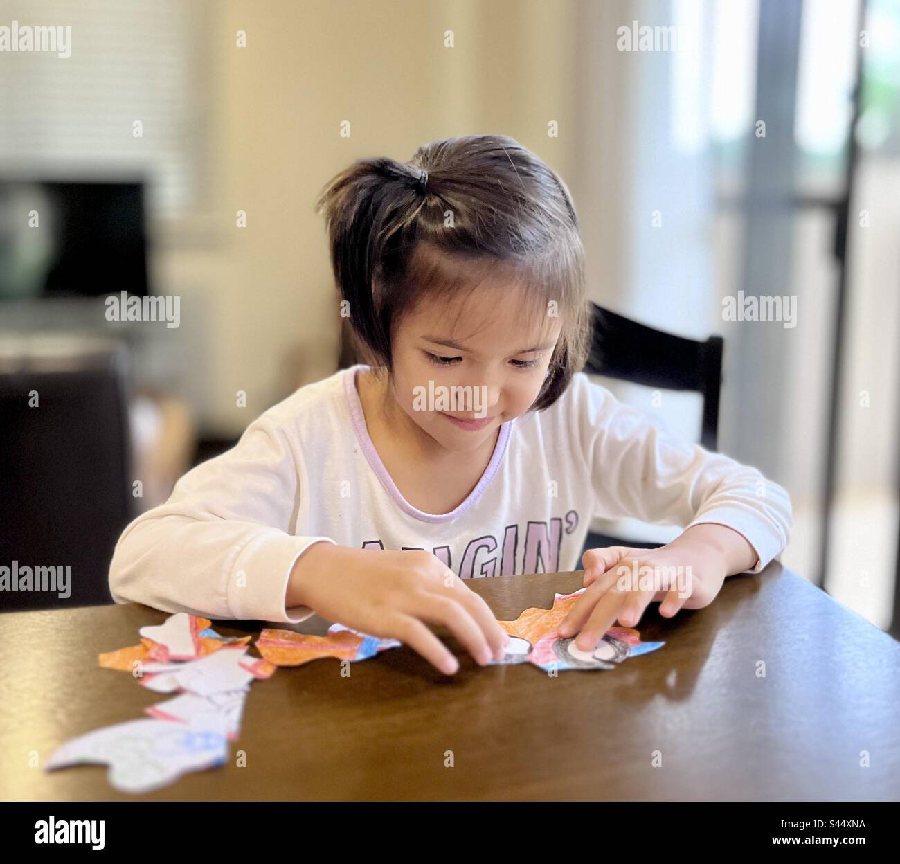 home studio homeschool ragazza entusiasta desideroso di imparare ad avere puzzle divertente Foto Stock