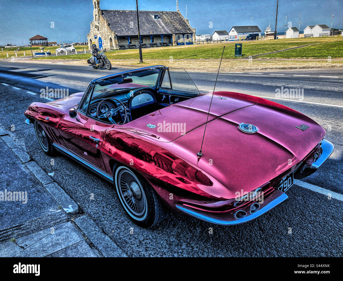 Piccola Corvette rossa parcheggiata sullo Strand, Walmer Foto Stock