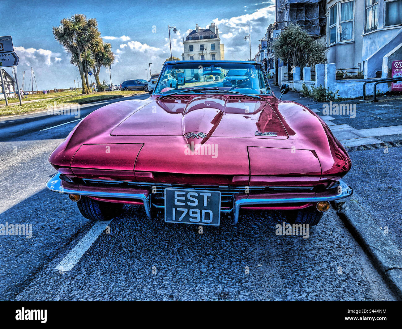 Piccola Corvette rossa parcheggiata sullo Strand, Walmer Foto Stock