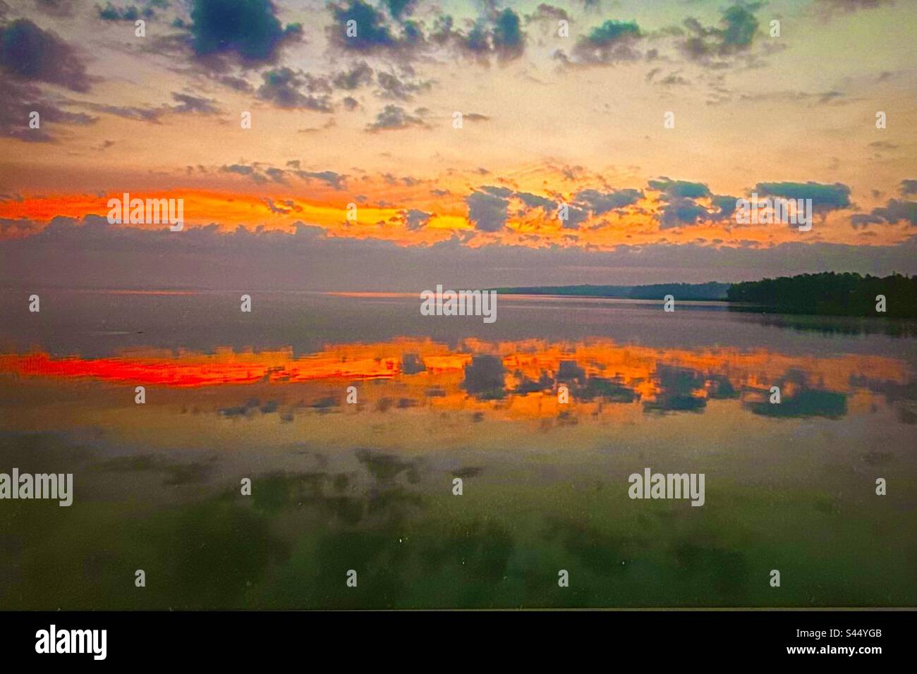 Sunrise, Ontario, Canada, nuovo giorno, Dawn, rosso, crack di alba, giorno, prima luce, riflesso, specchia - Immagine stock catturata con smartphone