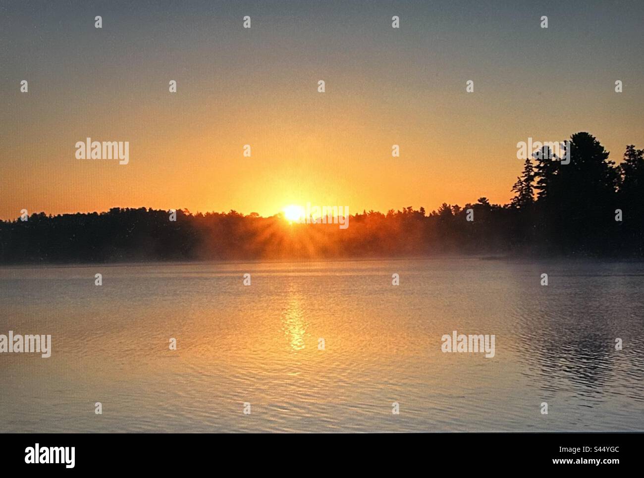 Sunrise, Ontario, Canada, nuovo giorno, Dawn, rosso, crack di alba, giorno, prima luce, riflesso, specchia - Immagine stock catturata con smartphone