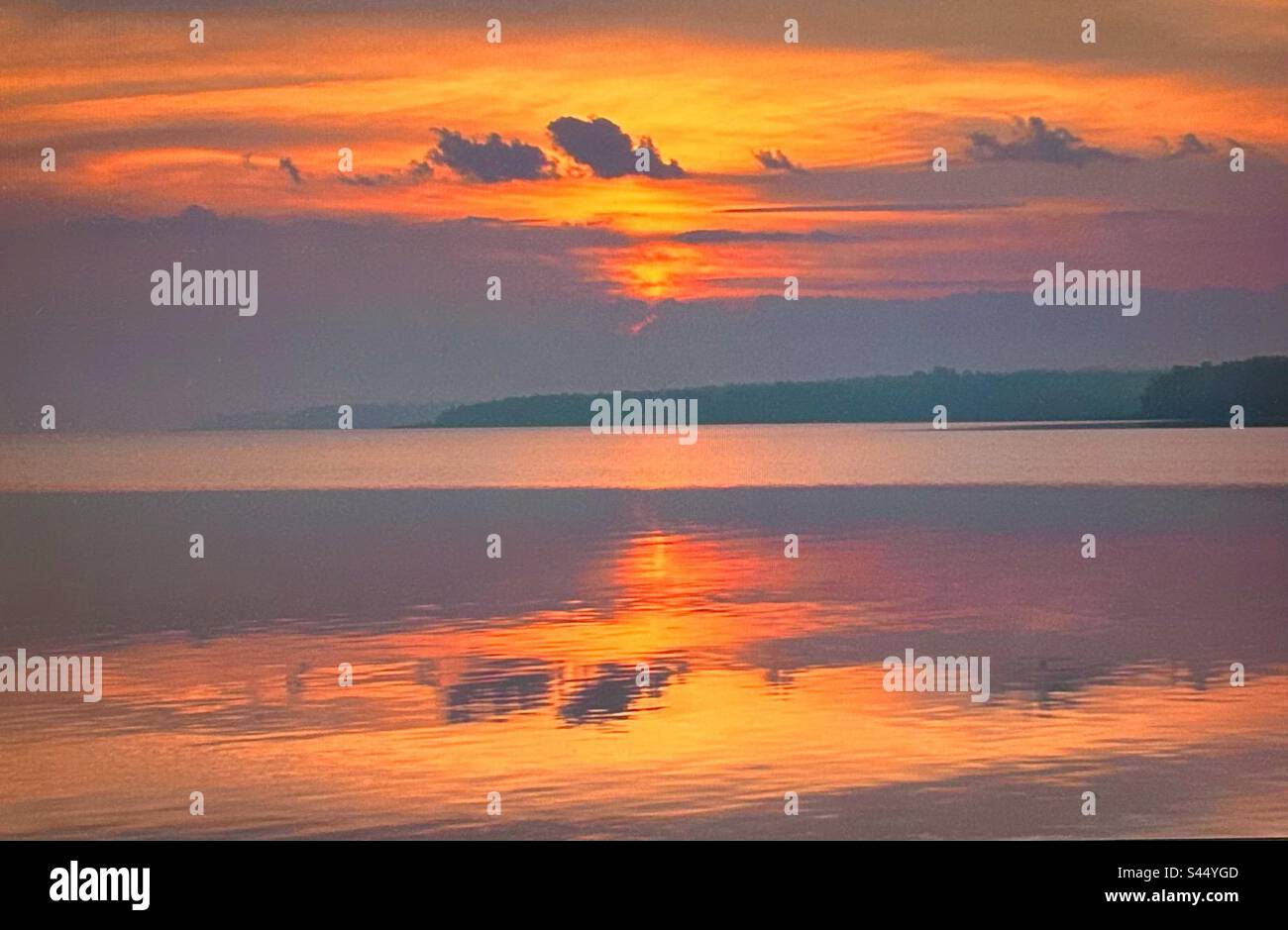 Sunrise, Ontario, Canada, nuovo giorno, Dawn, rosso, crack di alba, giorno, prima luce, riflesso, specchia - Immagine stock catturata con smartphone