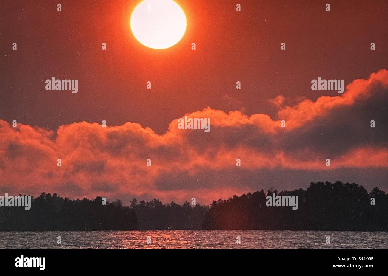 Sunrise, Ontario, Canada, nuovo giorno, Dawn, rosso, crack di alba, giorno, prima luce, riflesso, specchia - Immagine stock catturata con smartphone