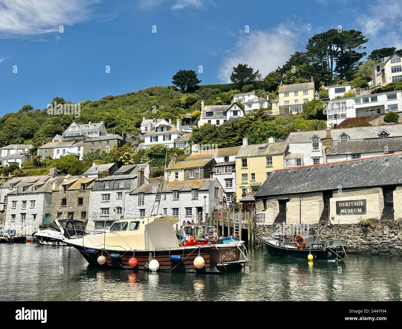 Polperro case sopra il porto in Cornovaglia, in estate Foto Stock