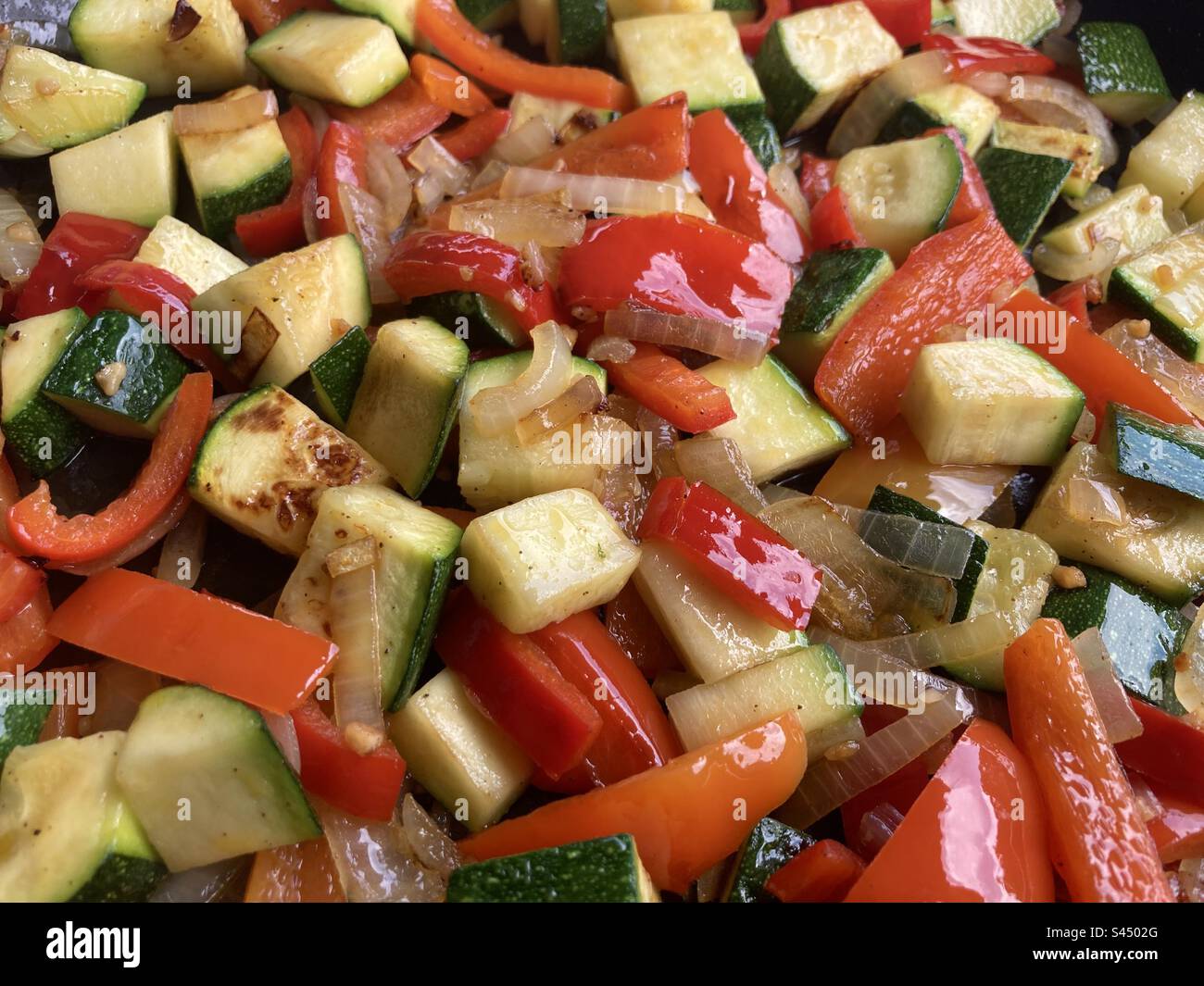 Colorato piatto di verdure mediterranee con peperoni a dadini, zucchine e cipolle - Immagine stock catturata con smartphone