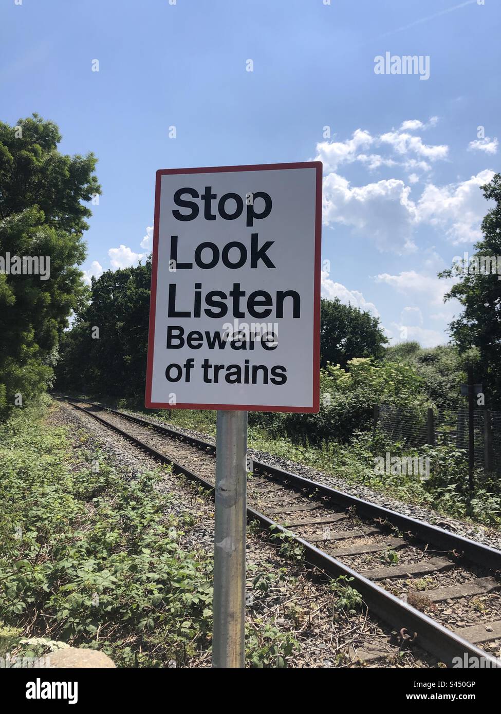 Stop look Ascolta segnale di avvertimento da una ferrovia a Londra in Inghilterra Foto Stock