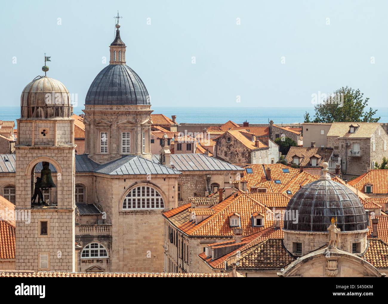 Tetti e cupole della Chiesa a Dubrovnik, Croazia. - Immagine stock catturata con smartphone