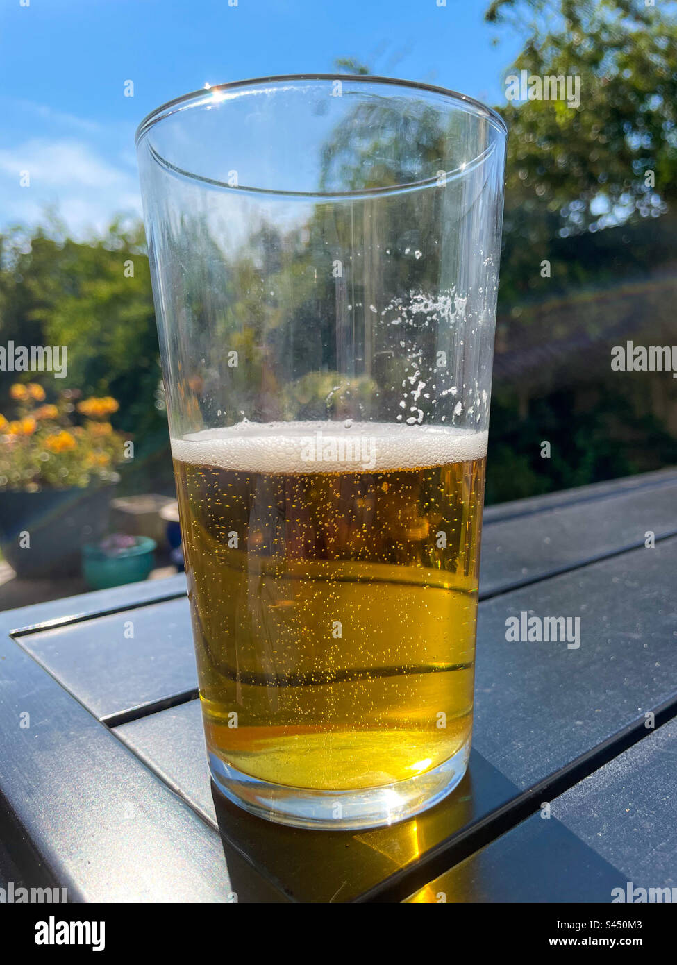 Una lager fredda in una calda giornata estiva - Immagine stock catturata con smartphone
