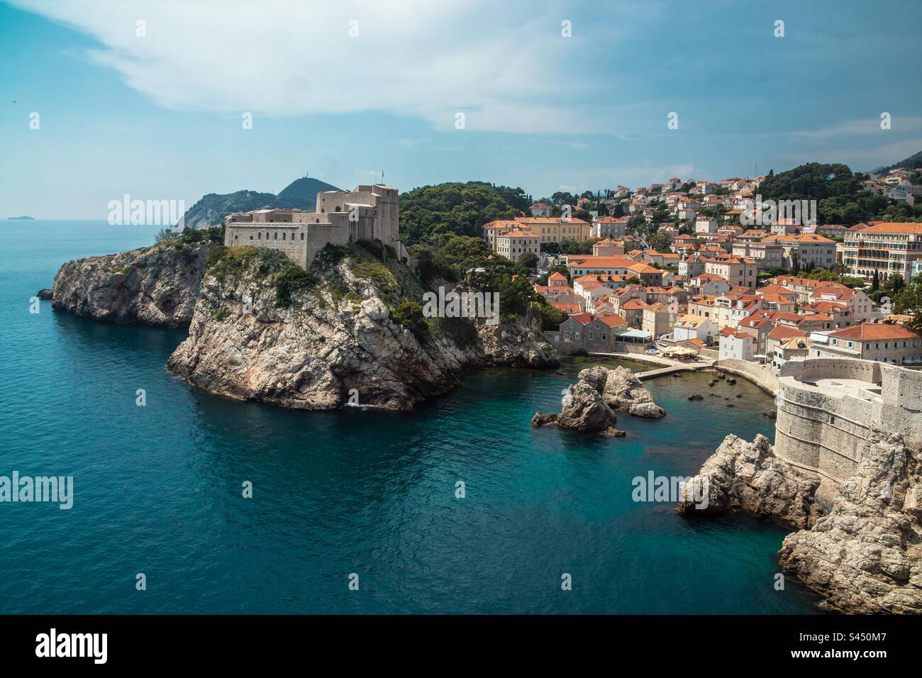 Fort Lovrijenac e Fort Bokor a Dubrovnik, Croazia. Re's Landing & Red Keep in Game of Thrones. - Immagine stock catturata con smartphone