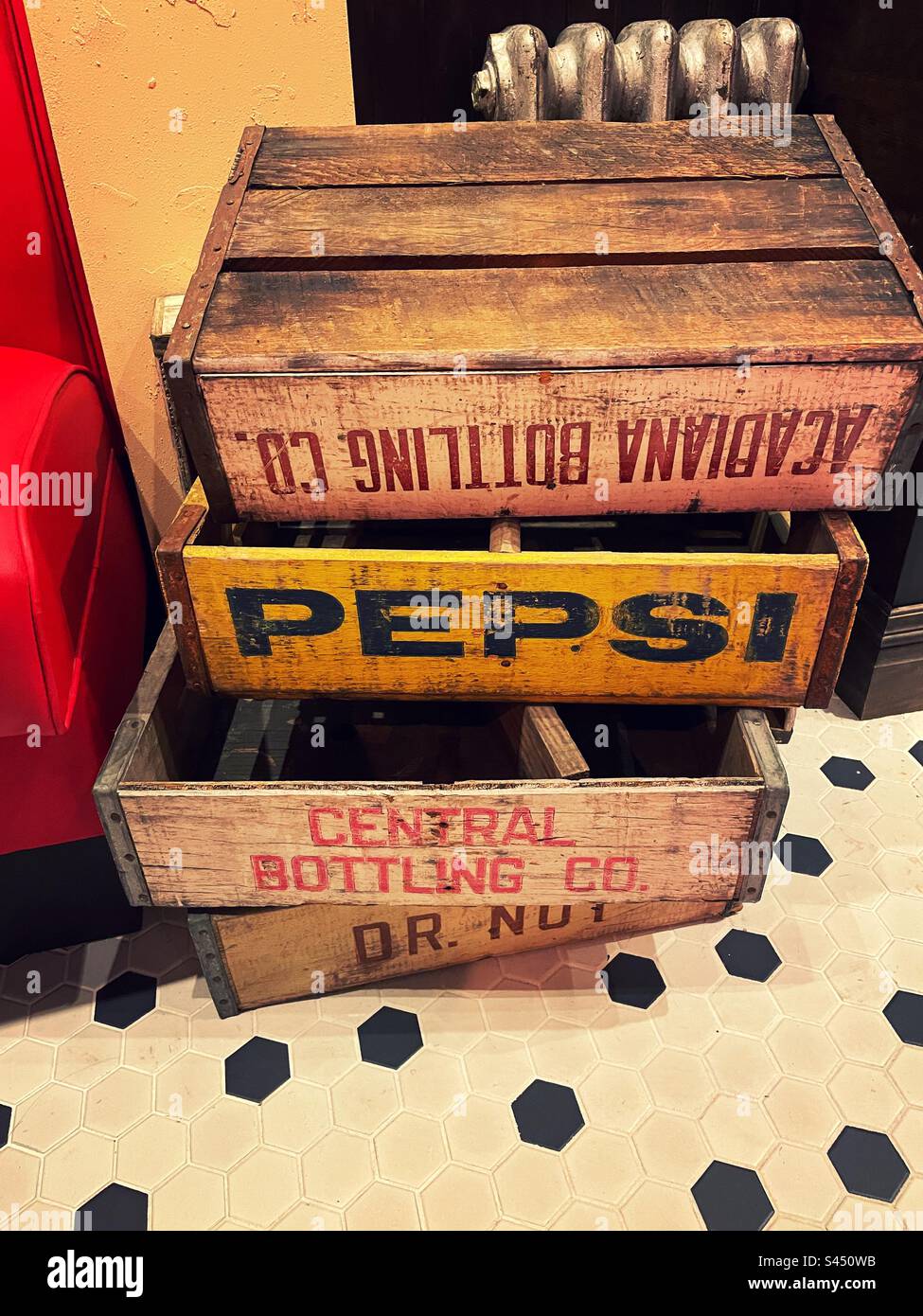Casse pop di soda in legno d'epoca impilate sulla scena del bodega prop dal musical West Side Story al Museum of Broadway2023, New York City, Stati Uniti - Immagine stock catturata con smartphone
