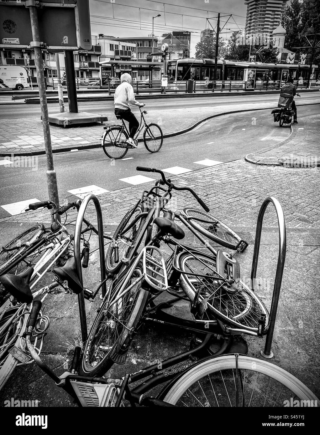 Un ciclista corre lungo la pista ciclabile di Rotterdam Paesi Bassi Foto Stock