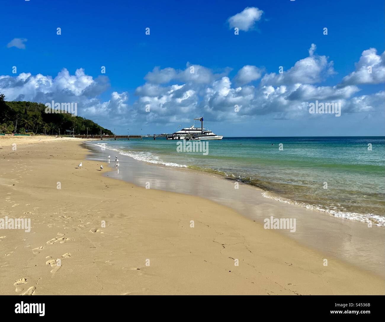 Splendida vista sul mare con una bellissima spiaggia sull'isola Foto Stock