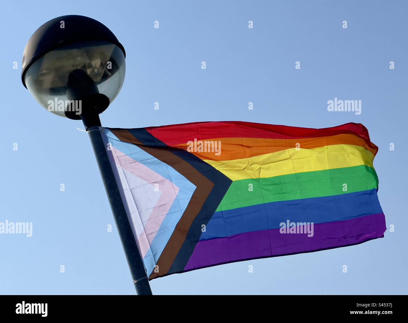 La bandiera colorata dell'inclusività dell'arcobaleno, che sventola da un lampione in un supermercato Worcester Foto Stock