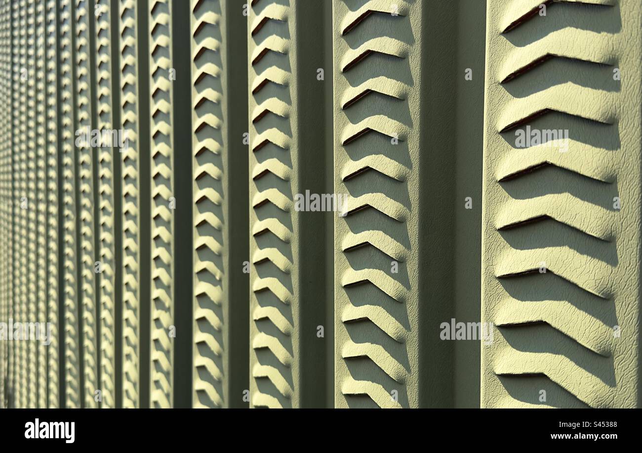 La struttura delle feritoie nella lamiera, nel rivestimento in metallo di un magazzino o in un edificio esterno Foto Stock