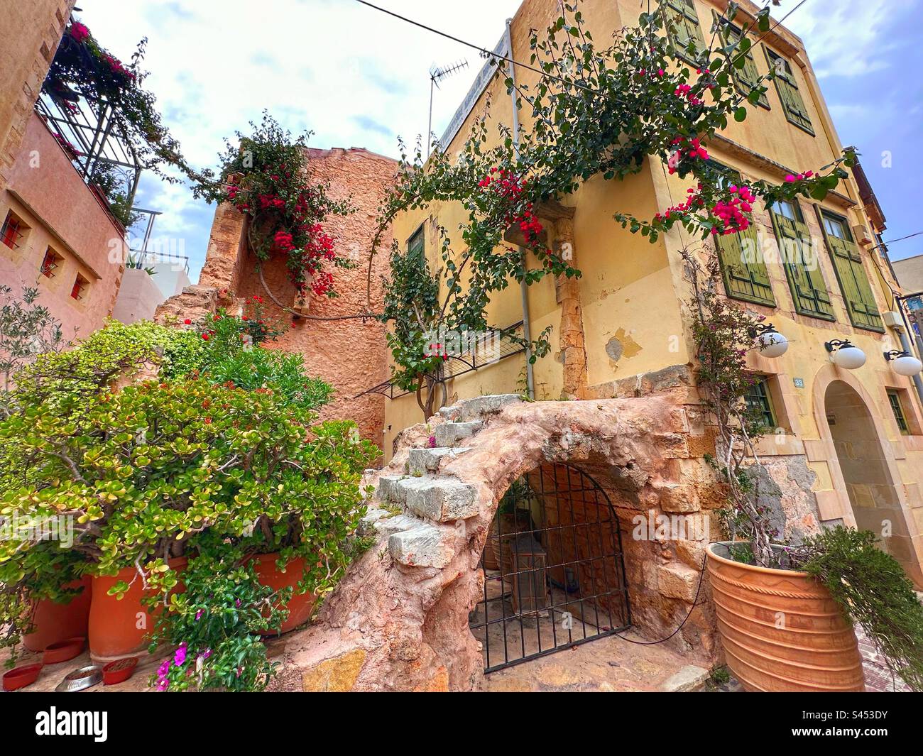 Casa rustica colorata con fiori e piante Foto Stock