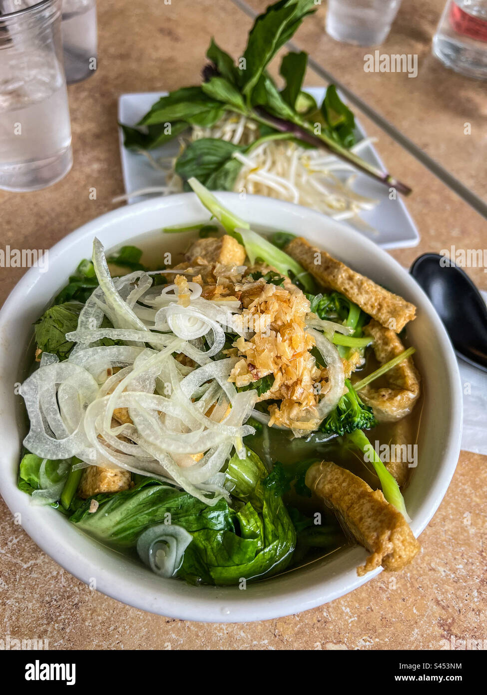 Vegggie & tofu pho a Tacoma, Washington - Immagine stock catturata con smartphone