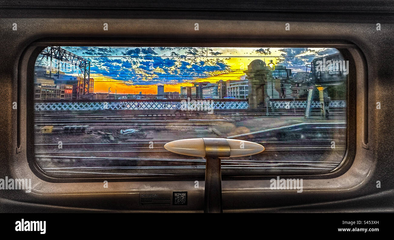 Arrivo in treno a Glasgow Central al tramonto. Foto Stock