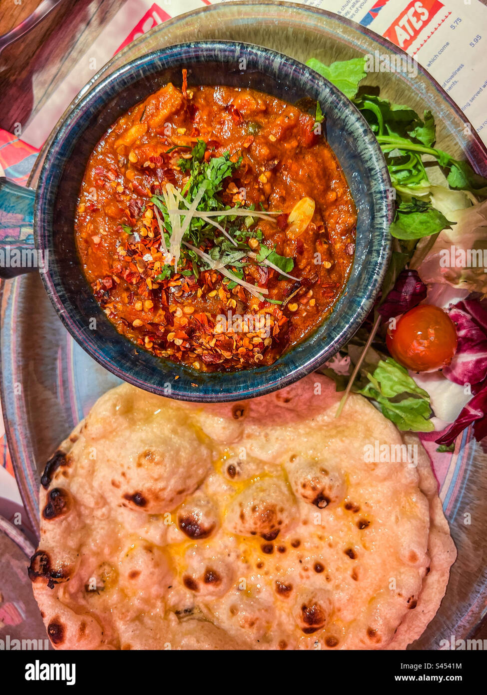 Curry di pollo piccante con pane naan Foto Stock