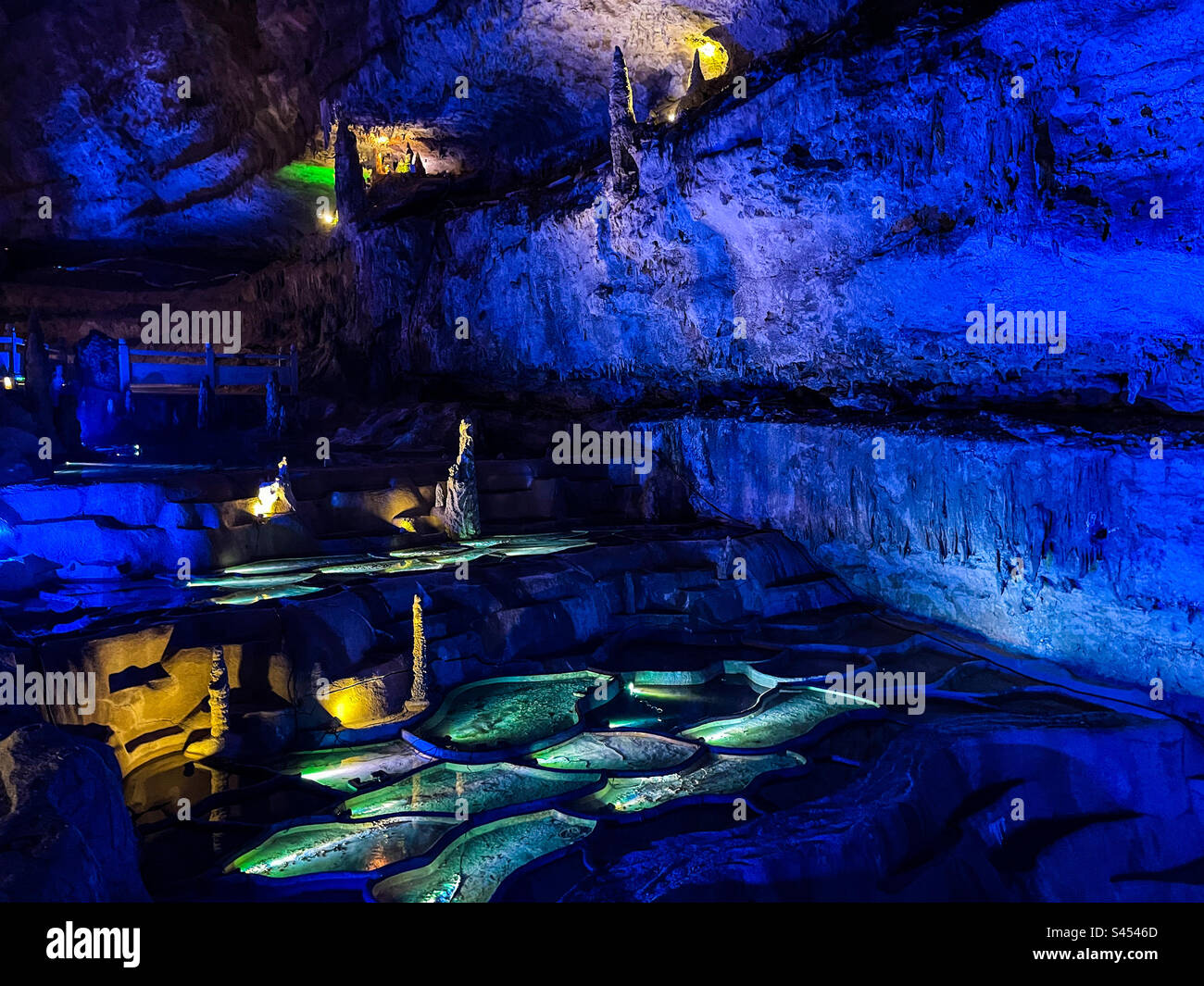 Piscine d'acqua all'interno di una grotta Foto Stock