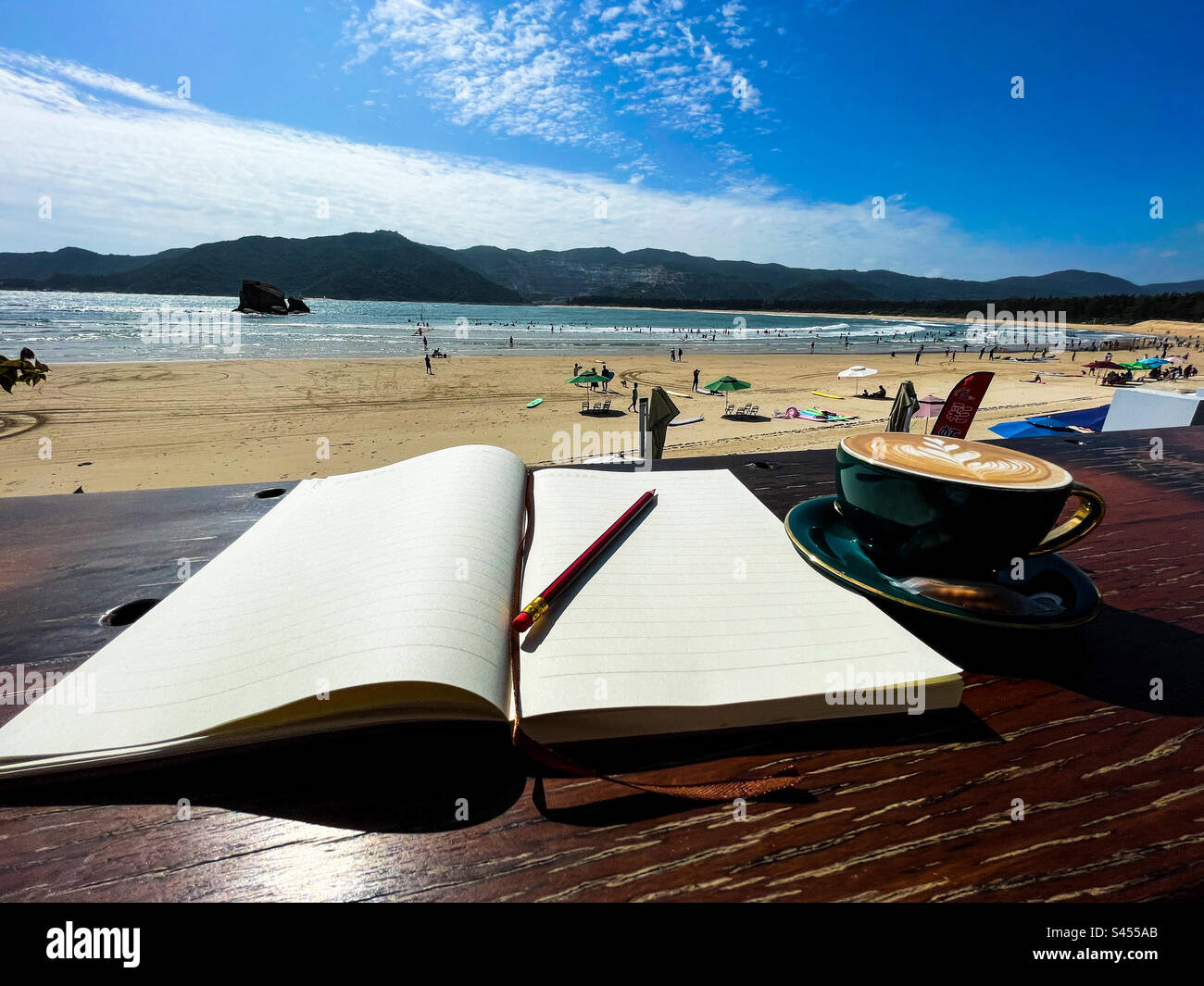 Fai scorta di caffè fotografico in spiaggia Foto Stock
