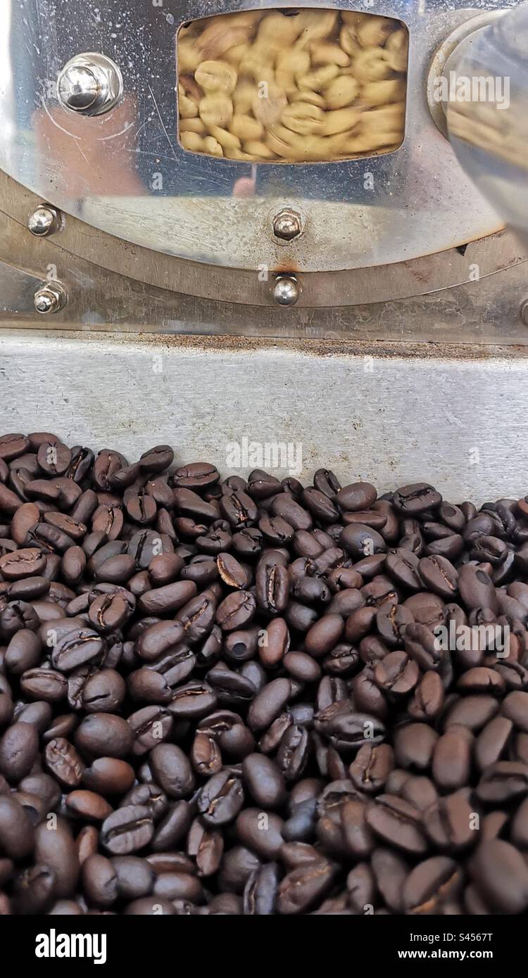 Tostatura dei chicchi di caffè. - Immagine stock catturata con smartphone