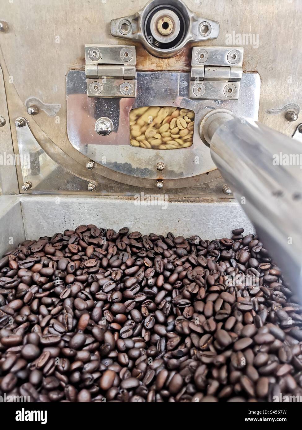 Tostatura dei chicchi di caffè. - Immagine stock catturata con smartphone
