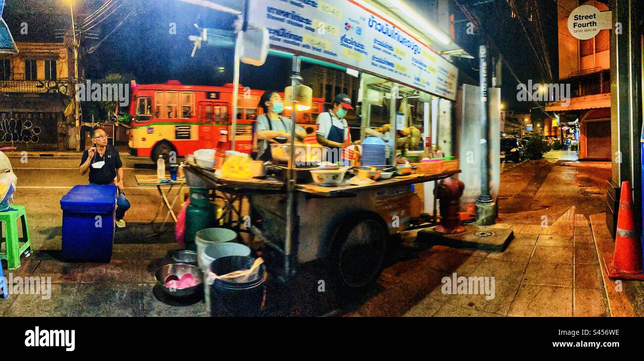 Carrello Street food di notte a Bangkok, Thailandia - Immagine stock catturata con smartphone