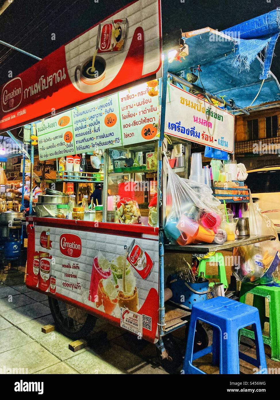 Carrello Street food di notte a Bangkok, Thailandia - Immagine stock catturata con smartphone
