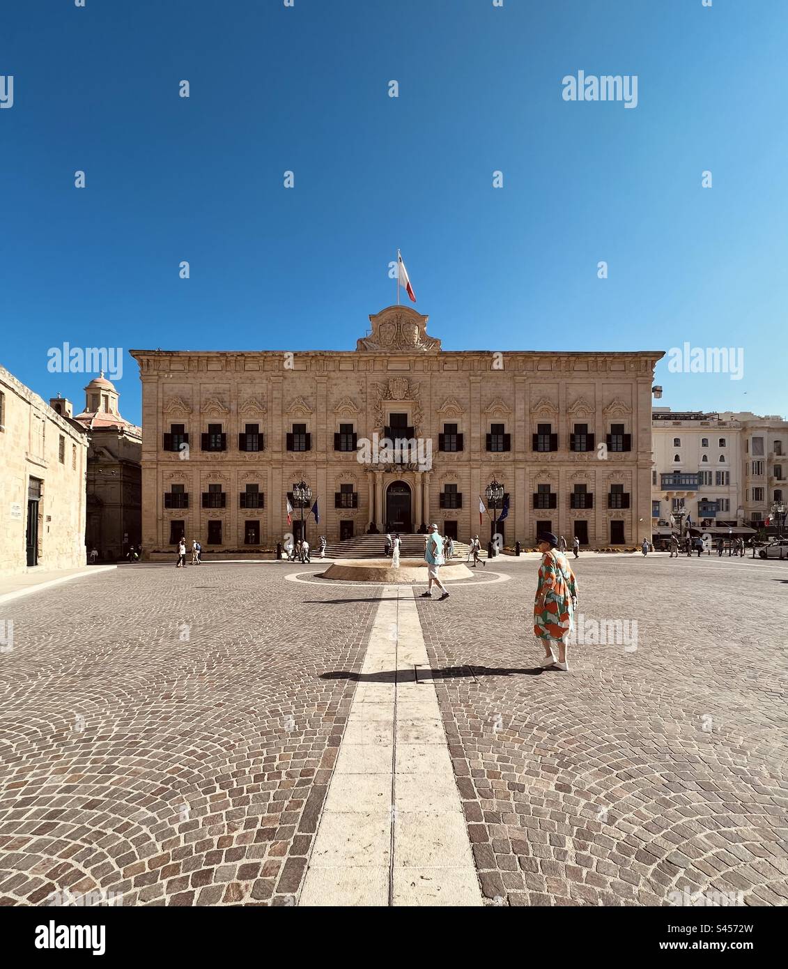 Foto frontale simmetrica della luce del giorno dell'Auberge de Castille - palazzo barocco e dell'ufficio del primo ministro di Malta situato nel punto più alto di la Valletta Foto Stock