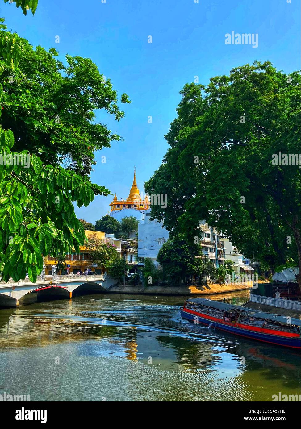Tempio Golden Mount affacciato sul canale di Bangkok, Thailandia - Immagine stock catturata con smartphone