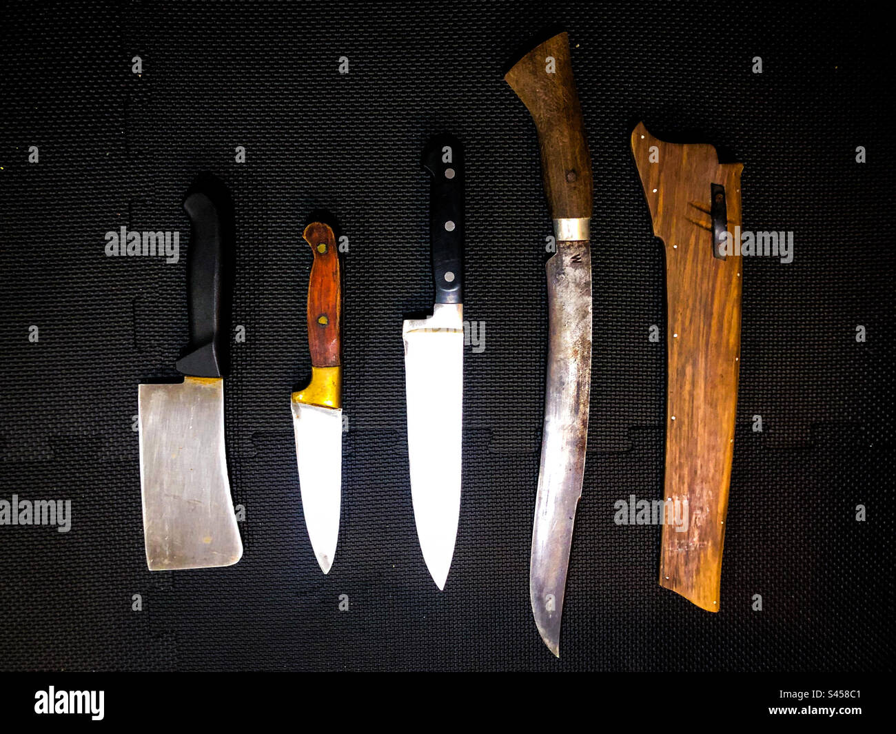 I coltelli e la saldatrice sono pronti per il banchetto in arrivo. Foto Stock