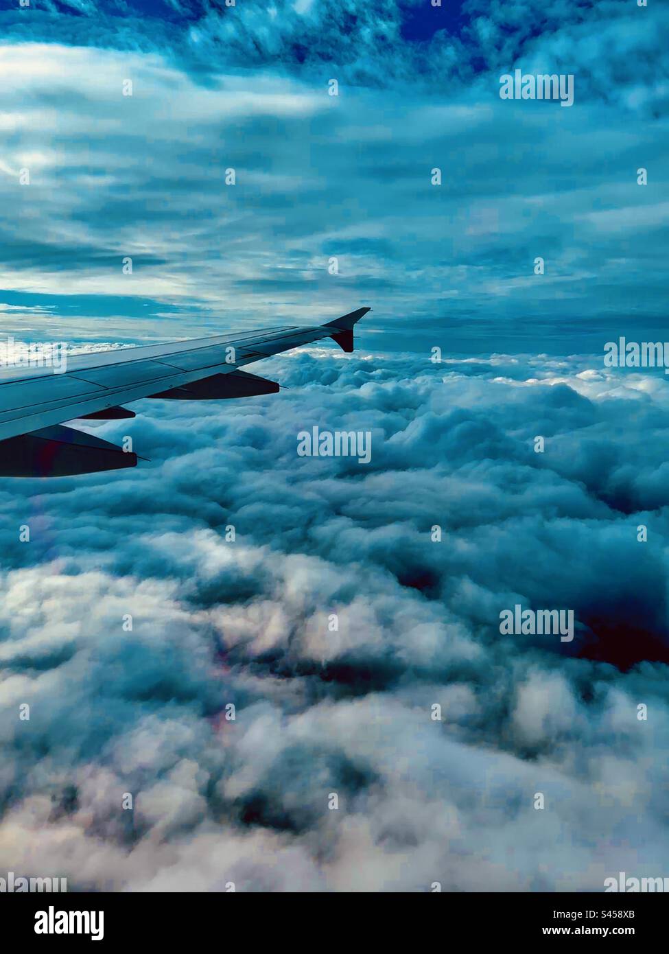 Formazioni di nuvola dalla finestra del piano Foto Stock