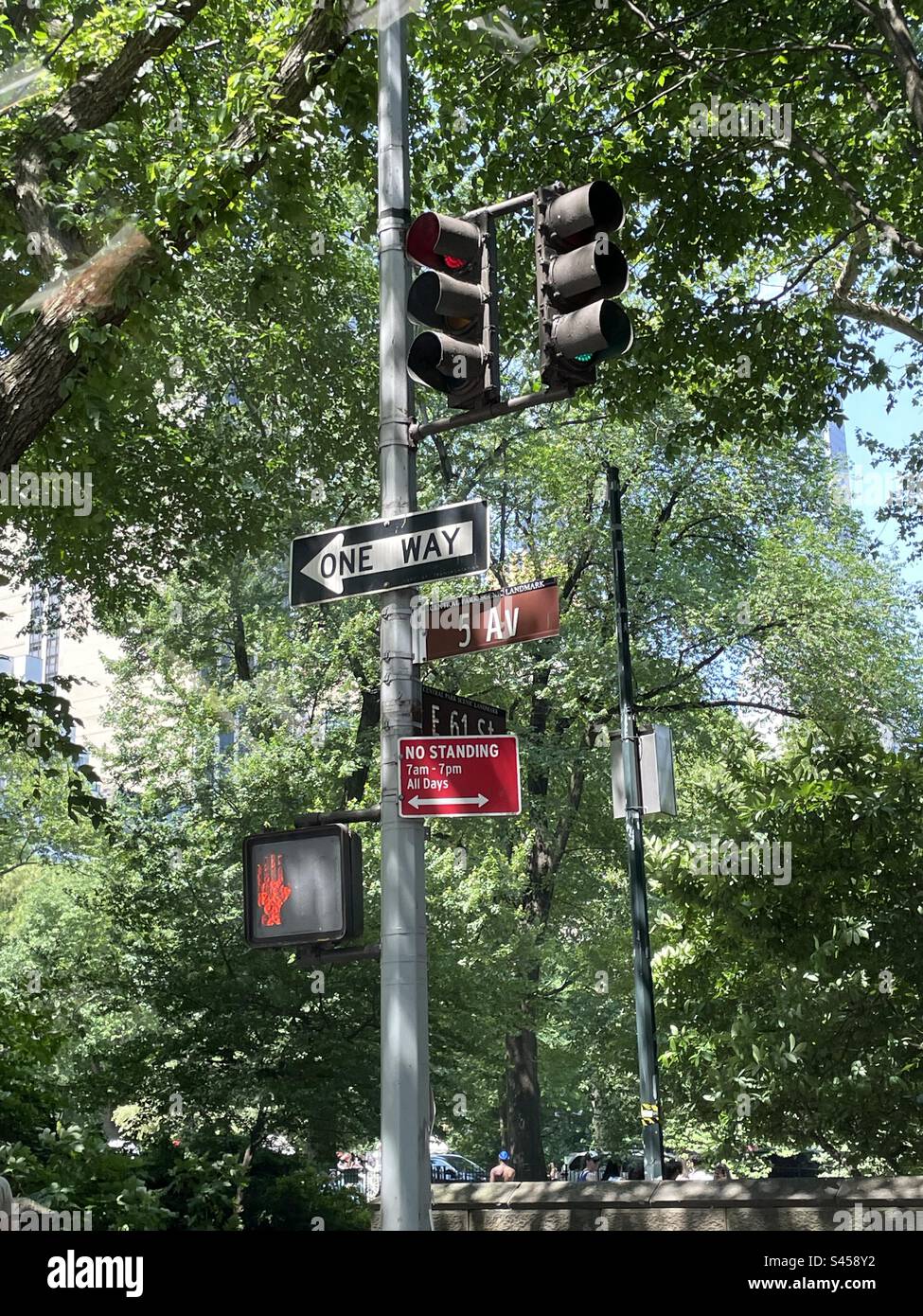 Lampione stradale sulla 5th Avenue a New York City vicino a Central Park - Immagine stock catturata con smartphone