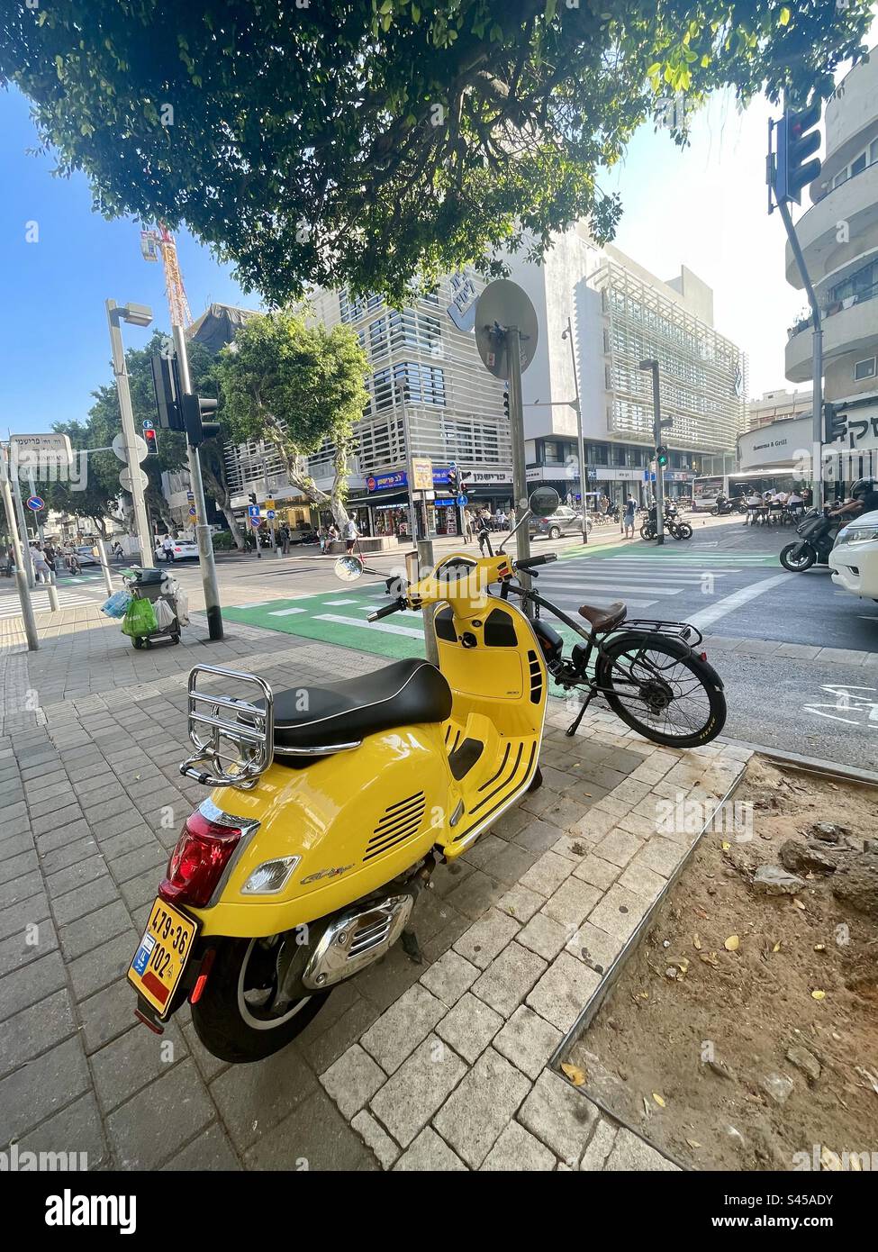 Una Vespa GTS super 300 a Trl-Aviv, Israele. Foto Stock