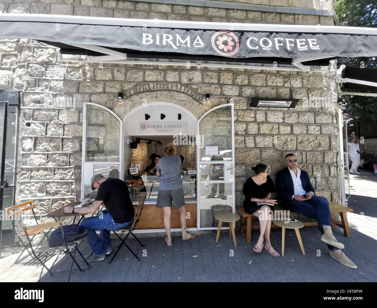 Birma Coffee in via Emek Refa'im nella Colonia tedesca a Gerusalemme, Israele. - Immagine stock catturata con smartphone