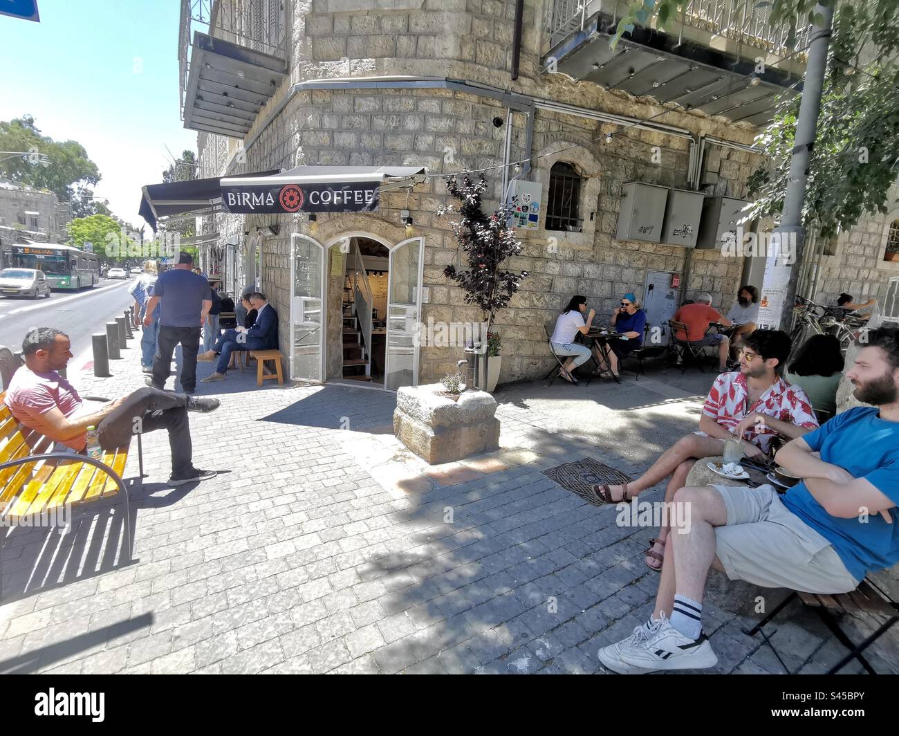 Birma Coffee in via Emek Refa'im nella Colonia tedesca a Gerusalemme, Israele. - Immagine stock catturata con smartphone